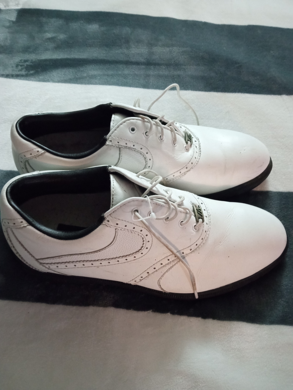 Men's White Lace-Up Mizuno Golf Shoes